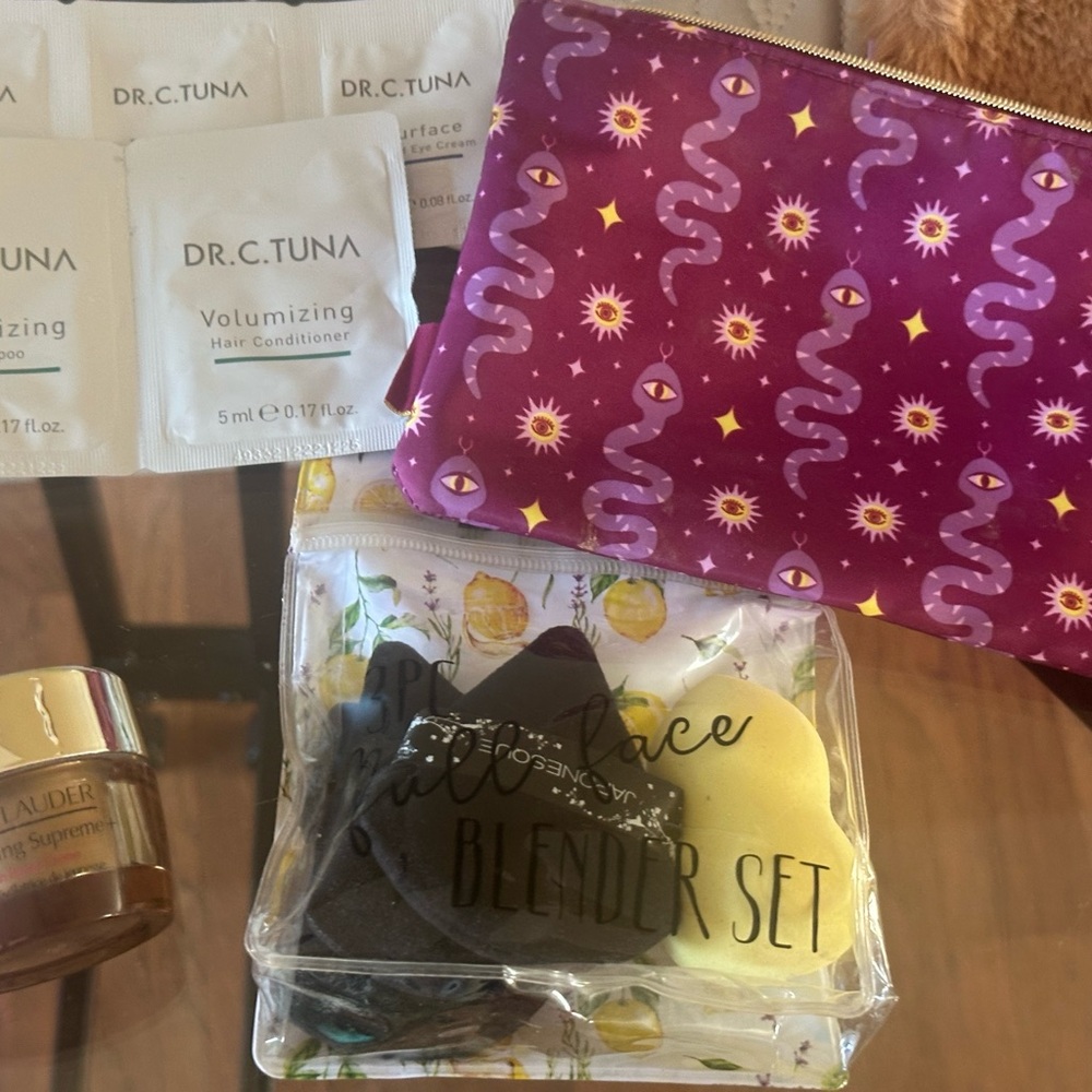 Makeup Set with Pink and Gold Accents - Picture 4 of 16